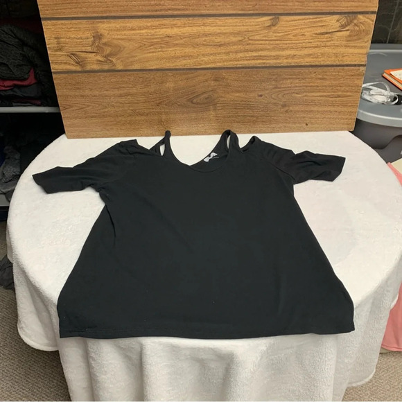 White Birch black top size XL not true to size cutouts at the neckline - Picture 6 of 6